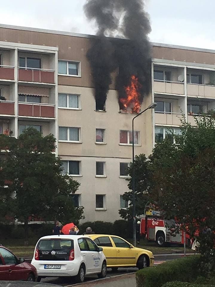 Bei einem Brand in der Berliner Straße sind am Samstagmittag mehrere Menschen verletzt worden.