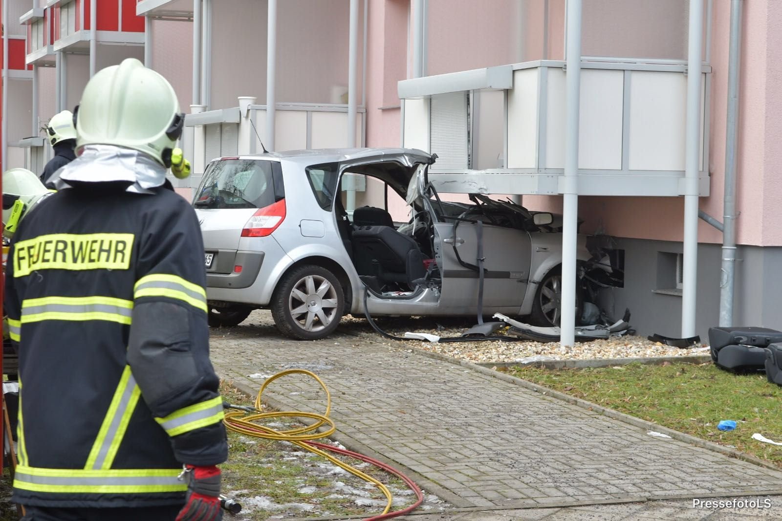 Das Fahrzeug ist am Donnerstagnachmittag in einen Balkon im Erdgeschoss gefahren.