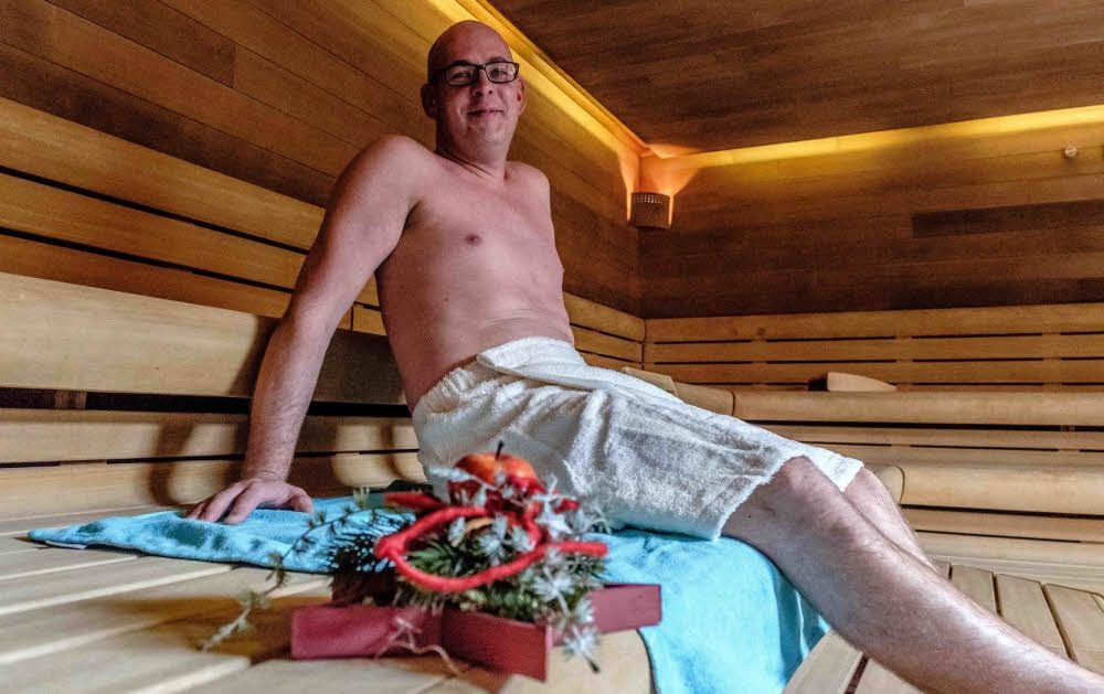 Die Sauna ist der kuschlige Arbeitsplatz von Simon Körner. Er ist Saunawart in Piesteritz.