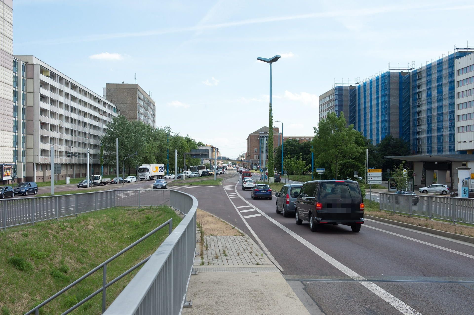Verkehrsader Merseburger Straße: 2.500 Autos, Lkw, Busse und Motorräder sind hier durchschnittlich pro Stunde und Richtung unterwegs.