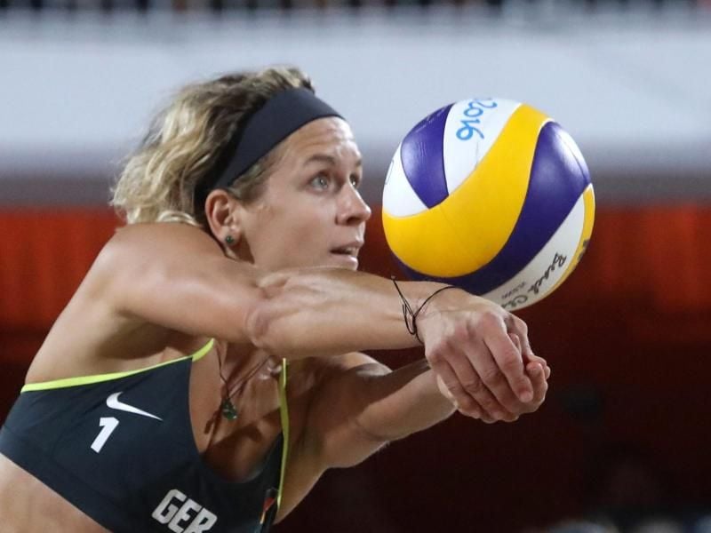 Beachvolleyball-Ass Laura Ludwig will in Timmendorfer Strand ihren achten Meistertitel holen. Foto: Mario Ruiz/EFE/dpa