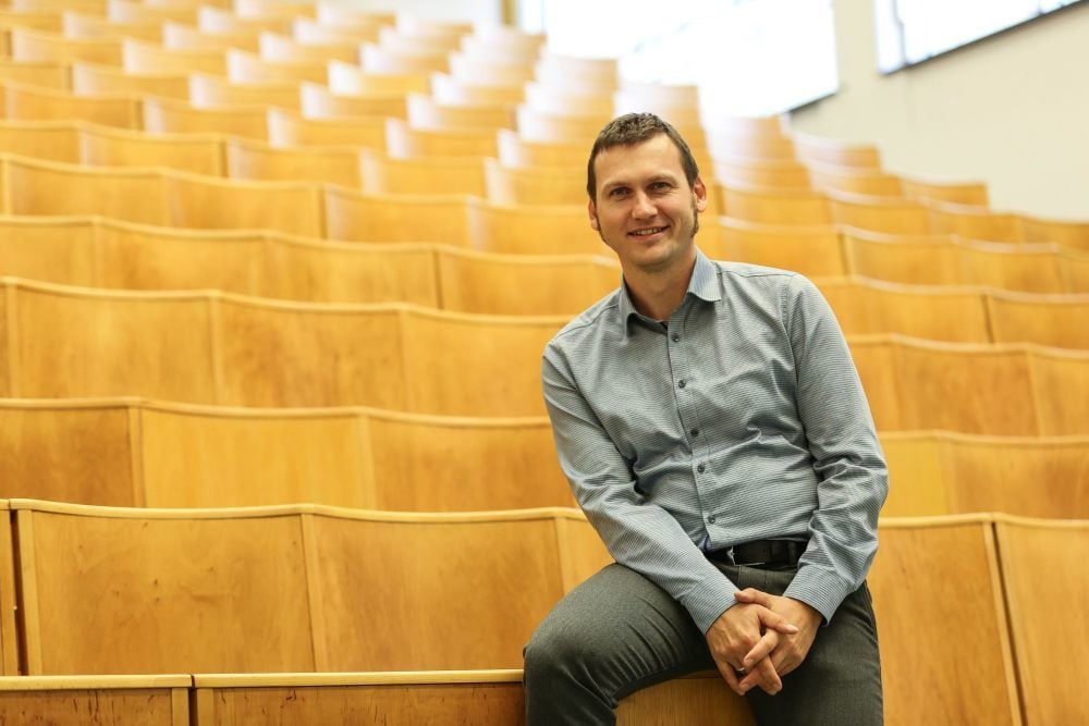 Seit diesem Semester ist der Hörsaal der neue Arbeitsplatz von Wirtschaftsinformatiker Christian Schmeißer.