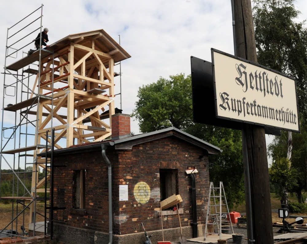Der Uhrenturm wird an seinem historischen Platz aufgebaut - am alten Stellwerk.