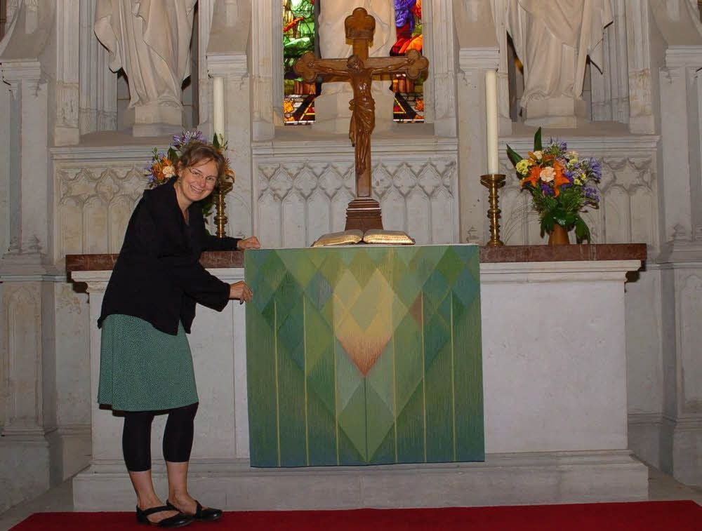 Ihr Werk: Sabine Bretschneider und einer der vier Gobelins, die als Antependien den Altar schmücken.
