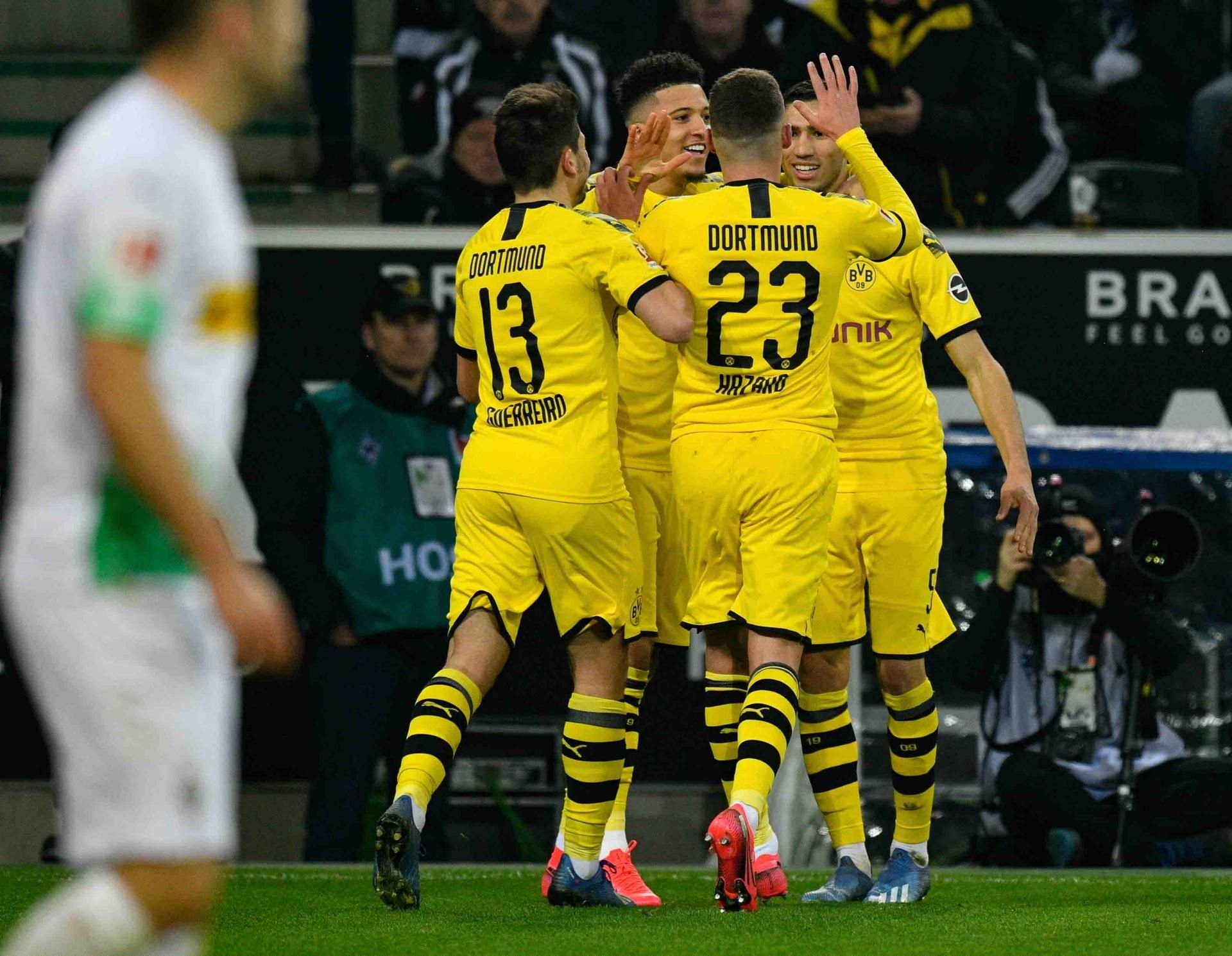 Dortmunds Achraf Hakimi lässt sich von seinen Mitspielern bejubeln.