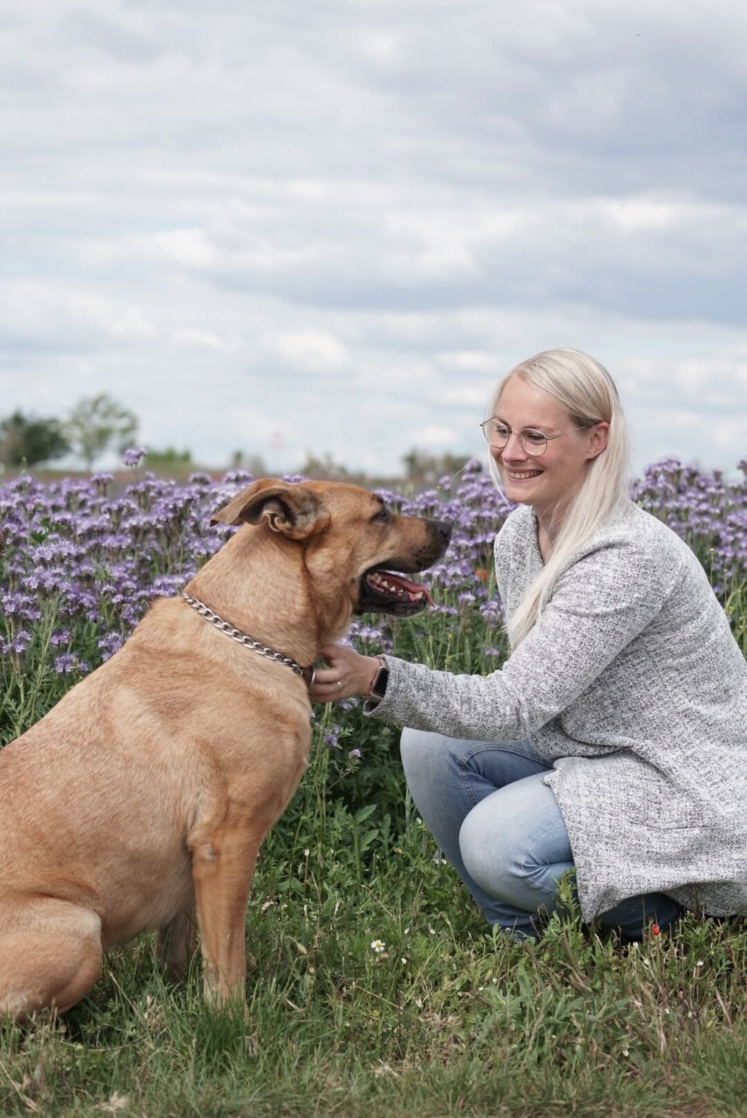 Die ehemalige Gildefee Jeanie Hartmann mit ihrem Hund Budges.