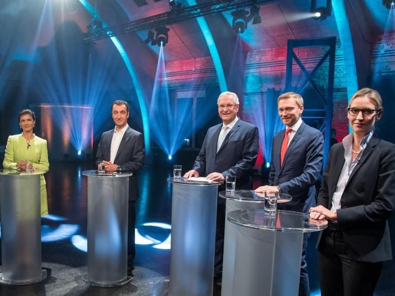 Die Moderatoren zusammen mit den Parteivertretern und Spitzenkandidaten (l-r) Sahra Wagenknecht, Fraktionsvorsitzende der Partei Die Linke, Cem Özdemir, Bundesvorsitzender der Partei Bündnis 90/Die Grünen, Joachim Herrmann (CSU), bayerischer Innenminister, Christian Lindner, Bundesvorsitzender der FDP, und Alice Weidel (AfD). Foto: Bernd von Jutrczenka