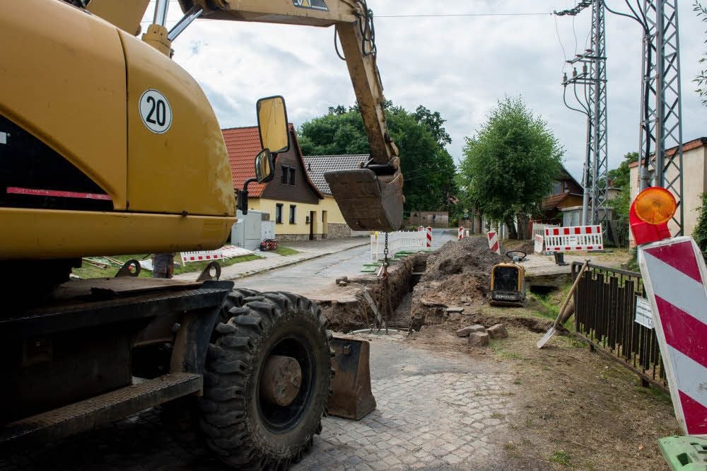 Seit Montag ist in Schochwitz die Ortsdurchfahrt gesperrt. Endlich wird die seit vielen Jahren in desolatem Zustand befindliche Straße saniert. Am Dienstag wurden die ersten Baumaterialien für die Baustelle angefahren. Die Arbeiten dauern bis zum August des kommenden Jahres an.