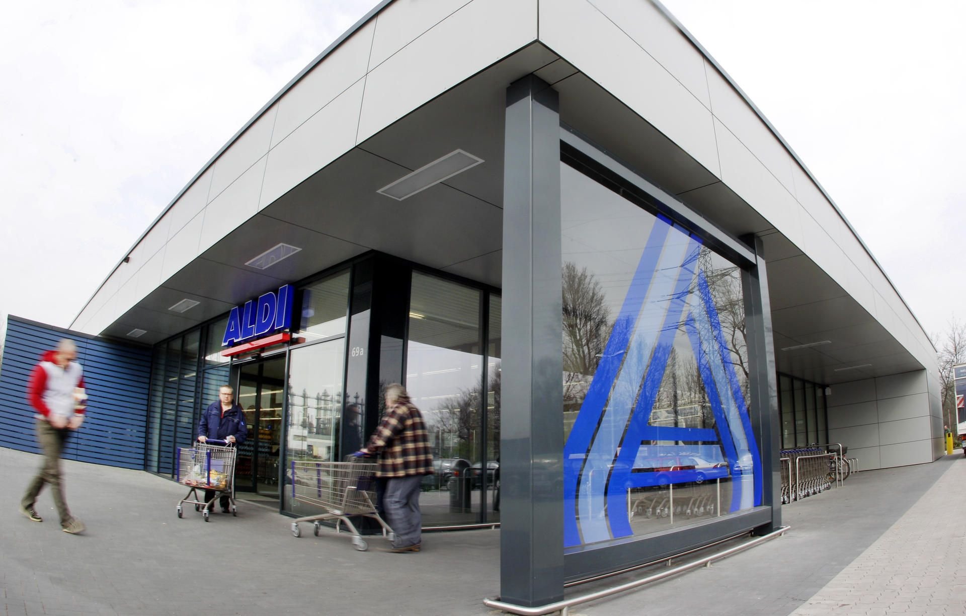 Kunden vor einem Aldi-Markt
