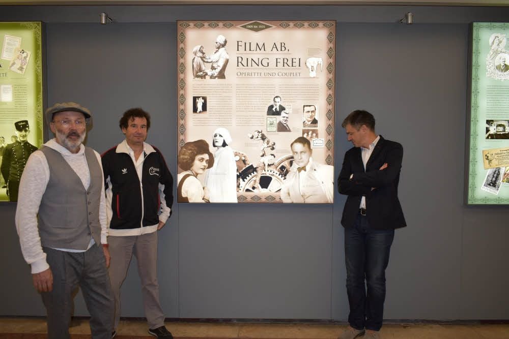 Bitten zum Tanz: Markus Steffen (l.) und Mike Riemenschneider laden am Samstag zum ersten Filmmusikball ins Steintor.