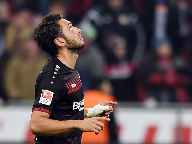 Hakan Calhanoglu möchte Bayer Leverkusen durch seine Sperre nicht noch weiter schädigen und wird auf sein Gehalt verzichten. Foto: Federico Gambarini