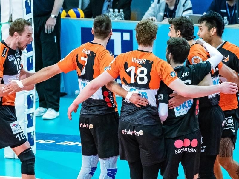 Die Spieler der Berlin Volleys jubeln nach dem 1. Satzgewinn im Spiel gegen die Alpenvolleys. Foto: Jürgen Feichter/expa/dpa