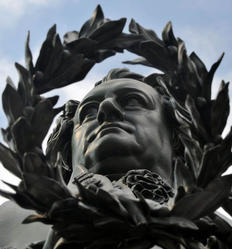 Goethe und der Lorbeerkranz: Blick auf das Klassikerdenkmal vor dem Nationaltheater in Weimar.