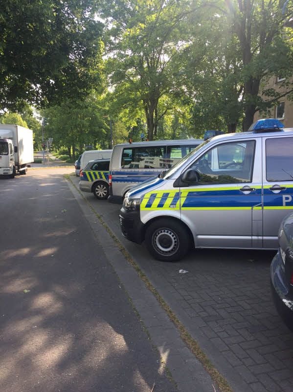 Die Polizei rückte mit mehreren Streifenwagen an, da die Situation zu eskalieren drohte.