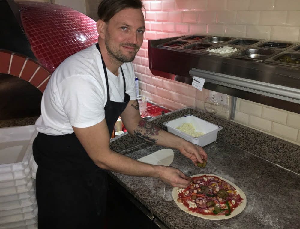 Mathias Herbarth sorgt zusammen mit seinem Koch-Kollegen Florian Ciesielski für den richtigen Belag und die entsprechende Knusprigkeit der Pizza „Bitterfeld“.