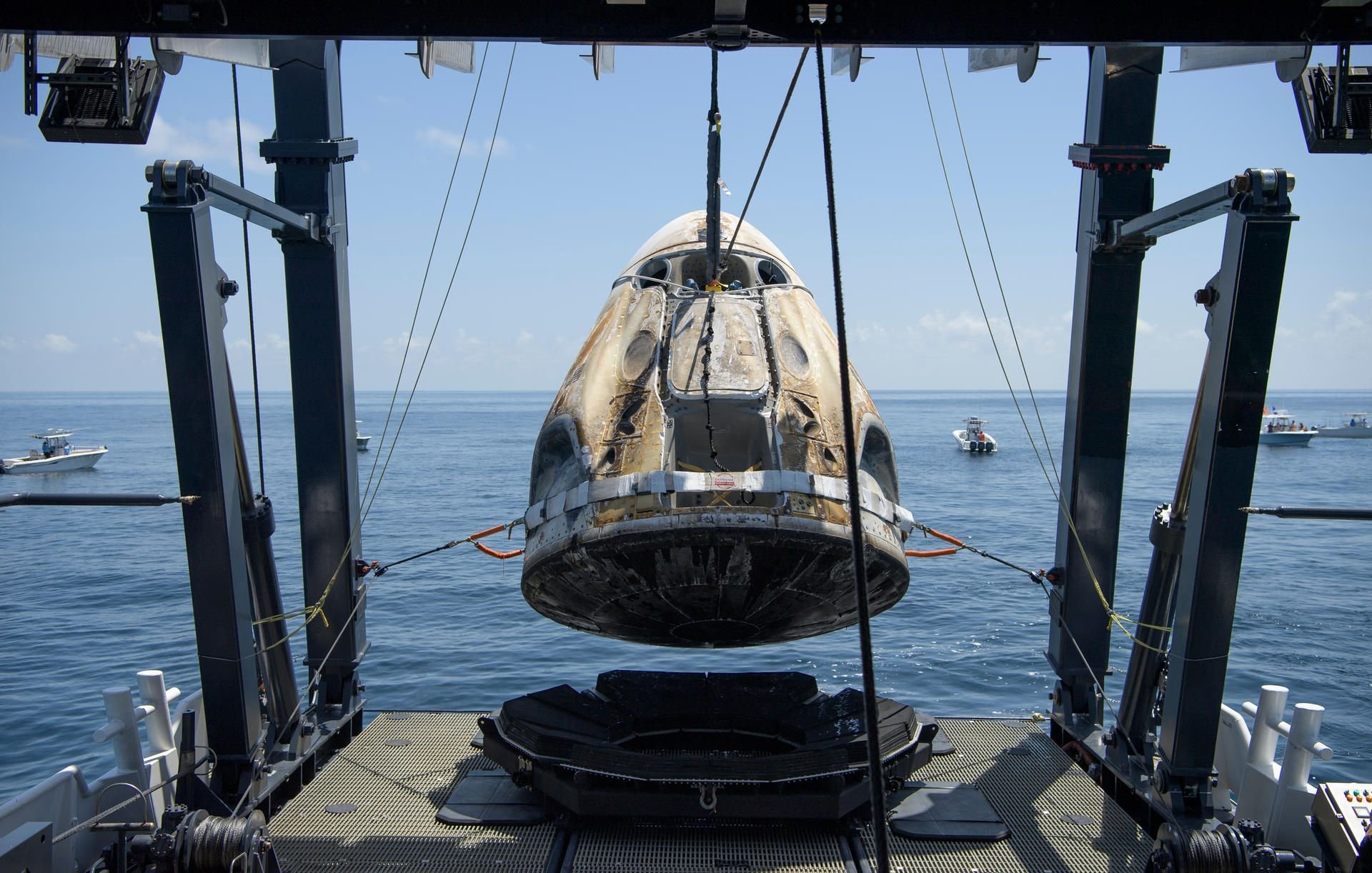 Die SpaceX-Kapsel wird aus dem Meer geborgen.