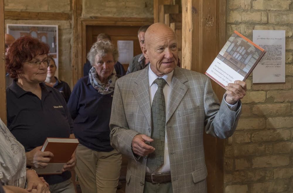 Lutz Wille stellte sein Buch über die Geschichte des Orgelbaus vor.