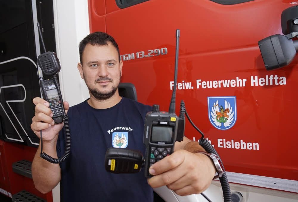 Jörg Sommer, Gerätewart der Helftaer Feuerwehr, zeigt ein neueres und ein älteres Funkgerät. Beide funktionieren - doch eines muss bald weg.