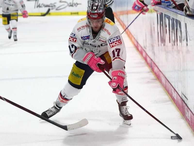 Jamie MacQueen wechselt von den Eisbären Berlin zu den Schwenninger Wild Wings. Foto: Daniel Karmann/dpa