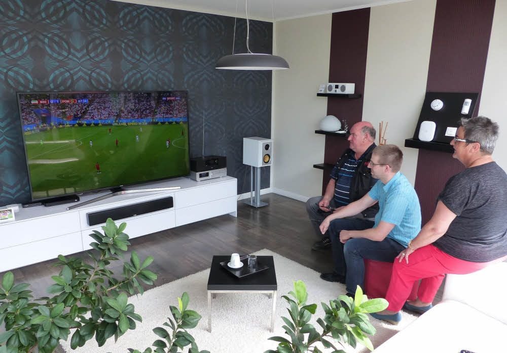 Bei EP Würtele in Bitterfeld hat Familie Präßler die besten Möglichkeiten, sich das wichtige Spiel anzusehen.