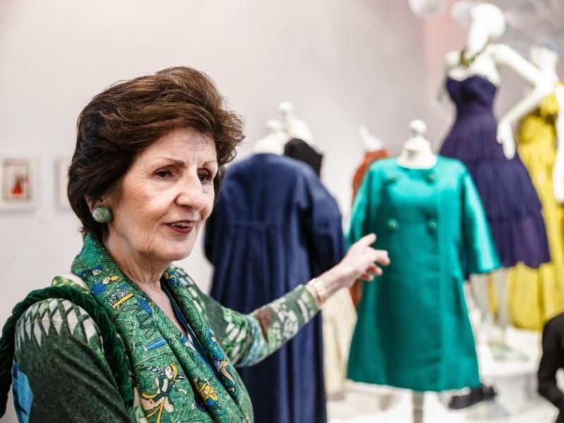 Die Modesammlerin Monika Gottlieb erklärt die Exponate der Ausstellung, die im St. Annen-Museum stehen. Foto: Markus Scholz/aktuell