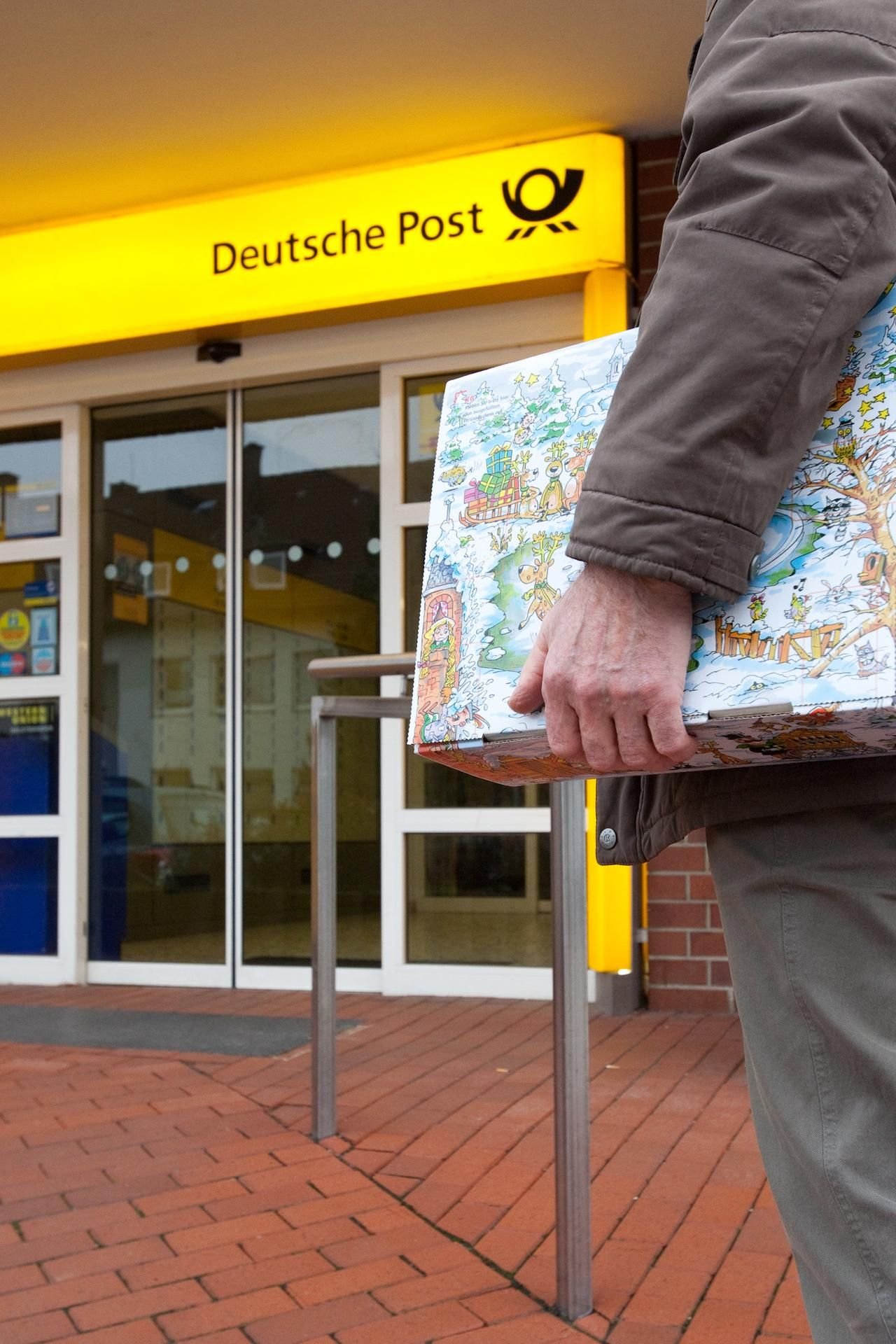 Nicht zu lange warten: Kurz vor Weihnachten sind die Schlangen in den Postfilialen besonders lang.