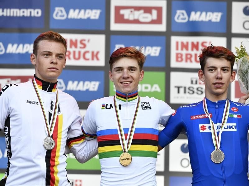 Der Deutsche Marius Mayrhofer (l-r) mit der Silbermedaille, Sieger Remco Evenepoel aus Belgien und der Italiener Alessandro Fancellu. Foto: Eric Lalmand/BELGA