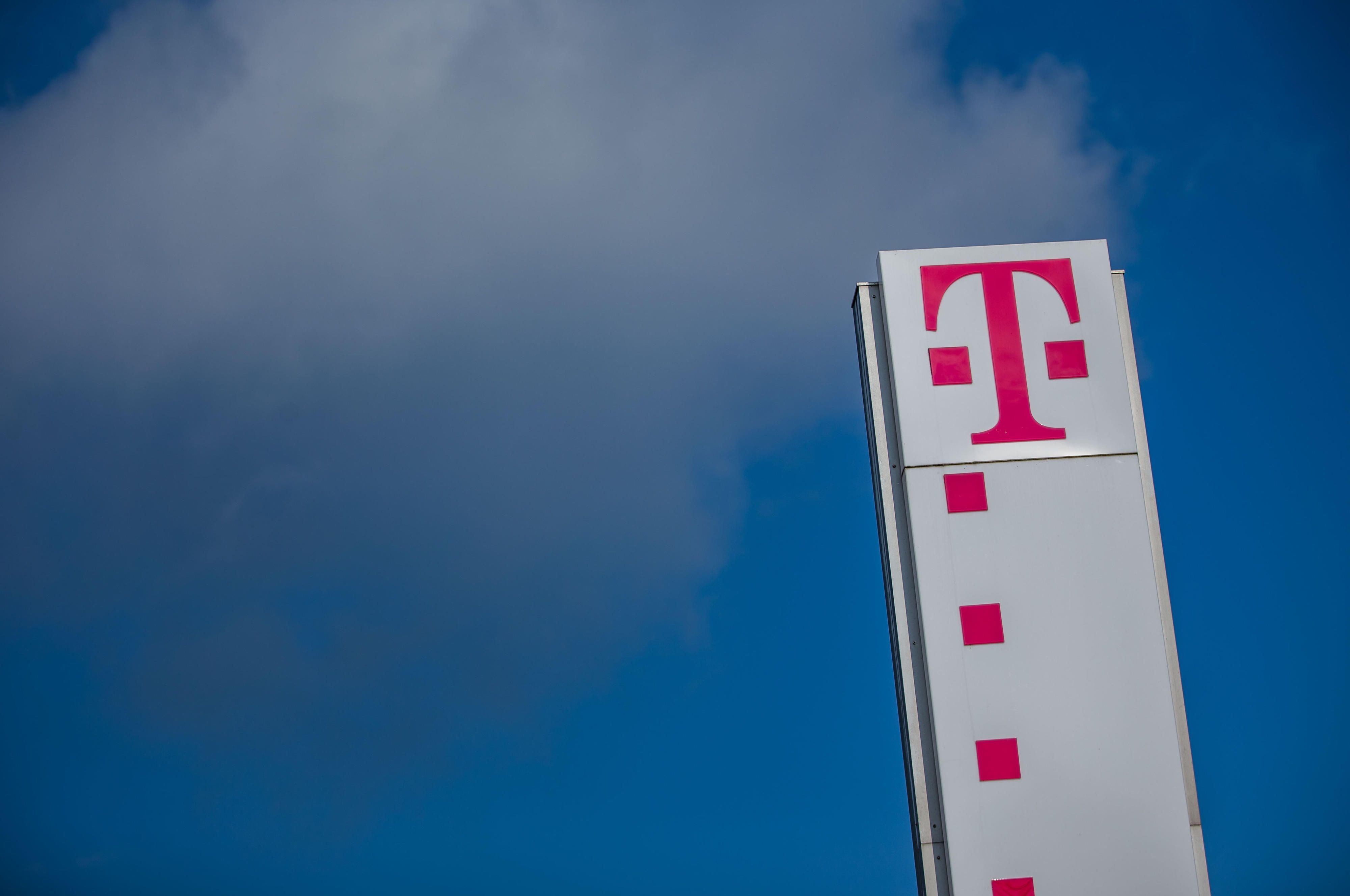 Das Logo der Deutschen Telekom ist in Schwerin (Mecklenburg-Vorpommern) vor dem Gebäude einer Telekom-Niederlassung zu sehen. (Symbolbild)