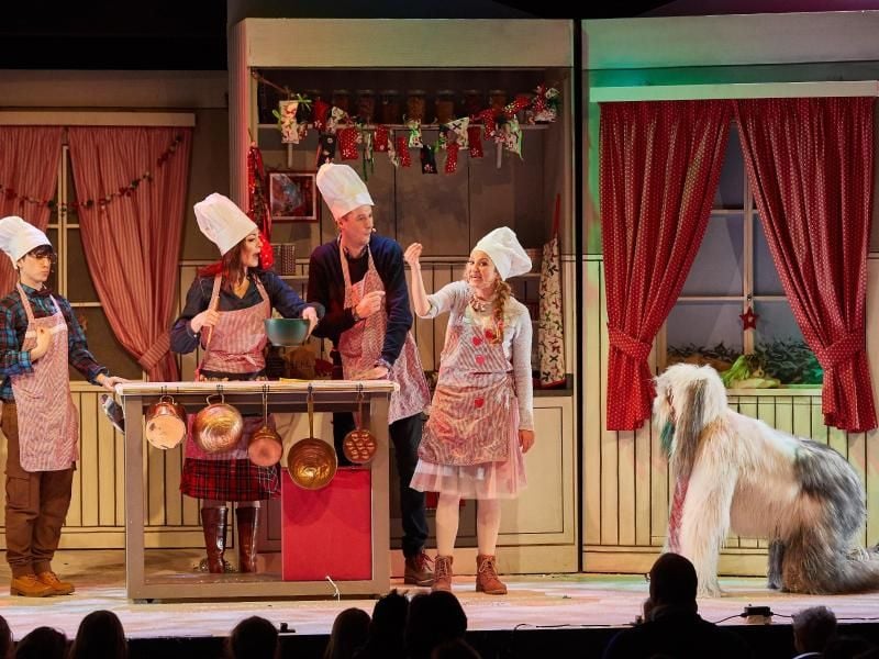 Darsteller während der Vorpremiere des Kinder-Musicals „Die Weihnachtsbäckerei”. Foto: Georg Wendt/dpa/Archivbild