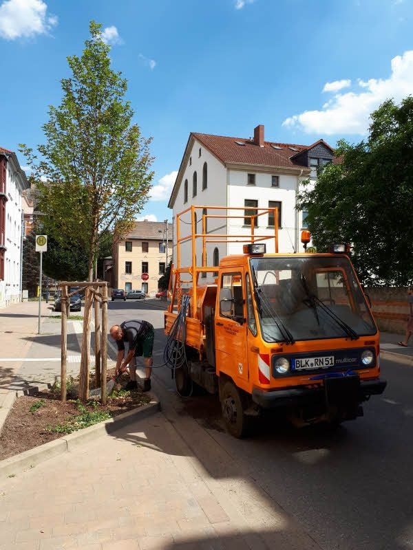Mit zwei Fahrzeugen sind Beschäftigte des Bauhofs täglich im Einsatz, um die Grünanlagen der Stadt am Leben zu erhalten.