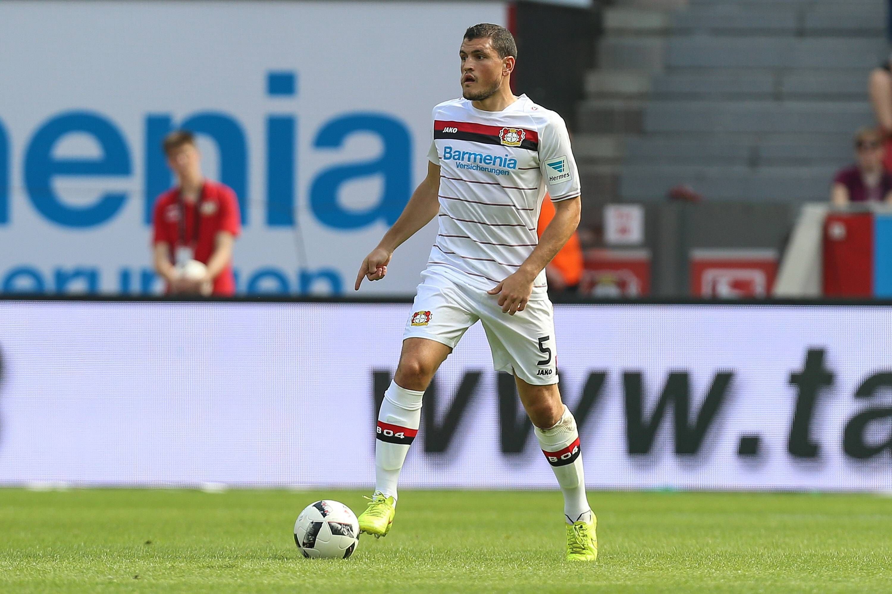 Kyriakos Papadopoulos, hier noch im Trikot der Leverkusener, spielt künftig bei RB Leipzig. Der 24-jährige Innenverteidiger wird für eine Leihgebühr von eriner Millionen Euro für eine Spielzeit ausgeliehen. Danach besitzt RB eine Kaufoption in Höhe von 12 Millionen Euro.