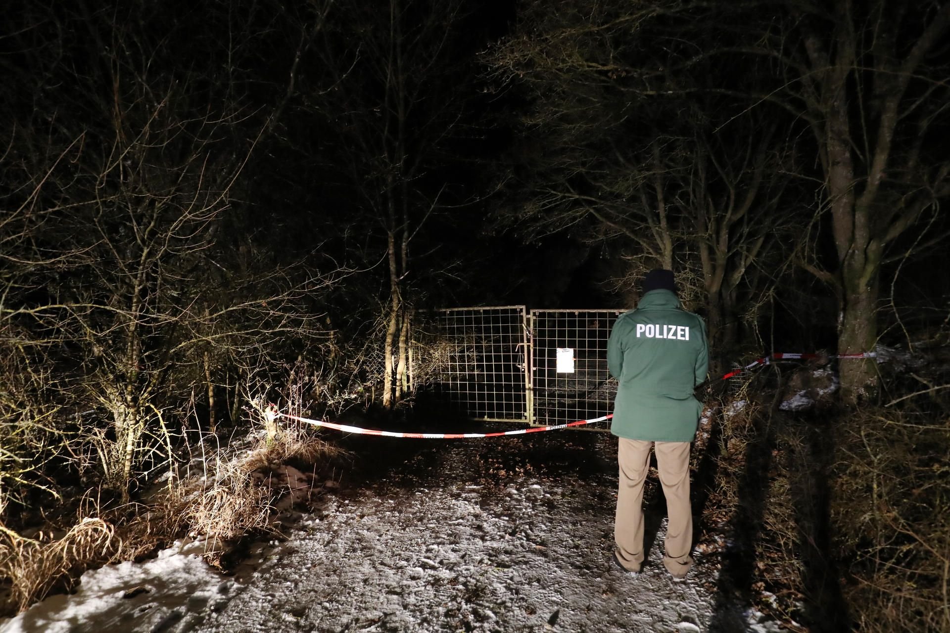 Ein Polizist am Tatort in Würzburg