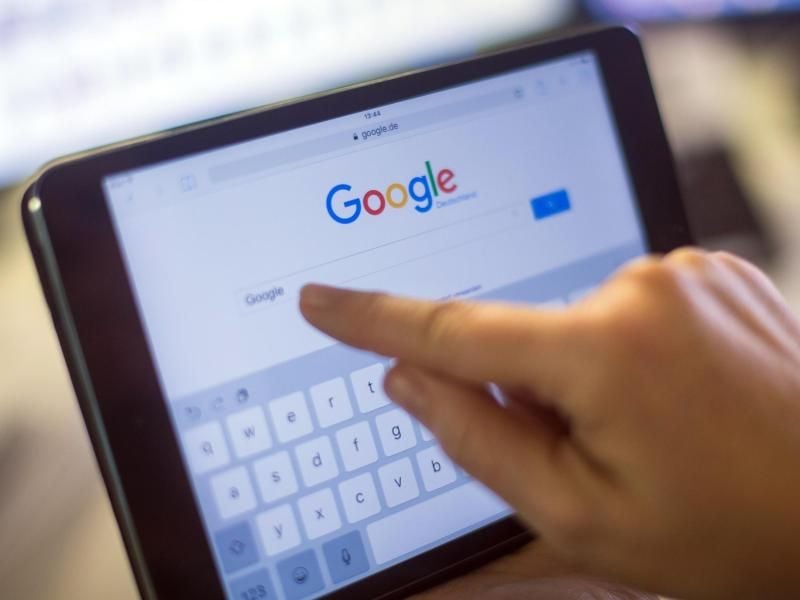 Plattformen wie Google News sollen für das Anzeigen von Artikel-Ausschnitten in ihren Suchergebnissen künftig Geld an die Verlage zahlen. Foto: Lukas Schulze