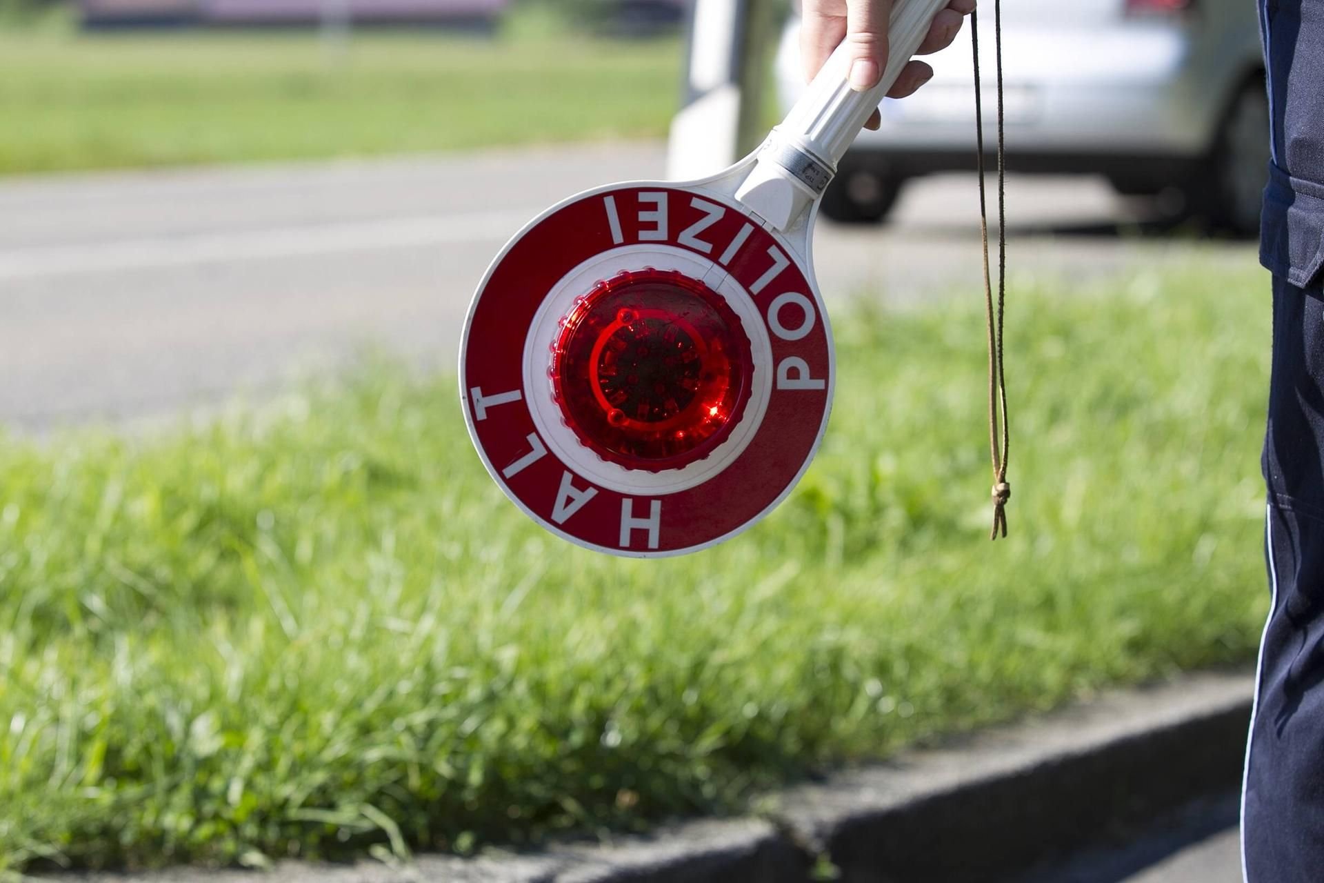 Auf der A7 hat eine Frau wohl die Geduld verloren. Sie wendete und fuhr entgegengesetzt der Fahrtrichtung durch die Rettungsgasse.