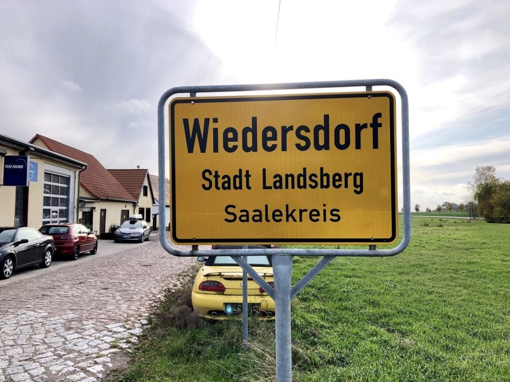 Das Ortseingangsschild von Wiedersdorf im Saalekreis