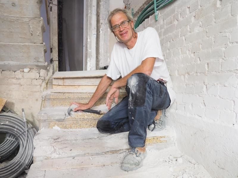 Norbert Hoepfer in Tel Aviv auf einer Treppe mit Terrazzo-Blockstufen in einem Wohnhaus vom Ende der 1920-er Jahre. Foto: Stefanie Järkel