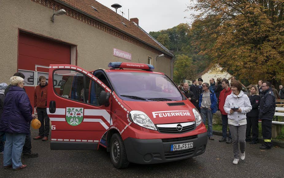 Im Rahmen eines kleinen Herbstfestes wurde der neue Mannschaftstransportwagen der Stecklenberger Feuerwehr übergeben.
