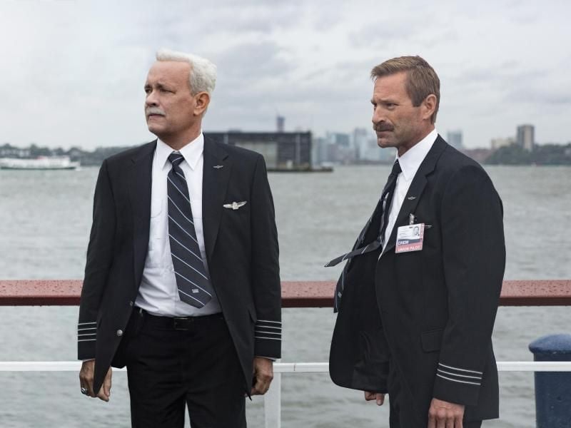 Der sorgenvolle Blick ist berechtigt: Die Piloten der Notlandung, Sullenberger (Tom Hanks, l)und Skiles (Aaron Eckhart). Foto: Warner Bros. Entertainment Inc.