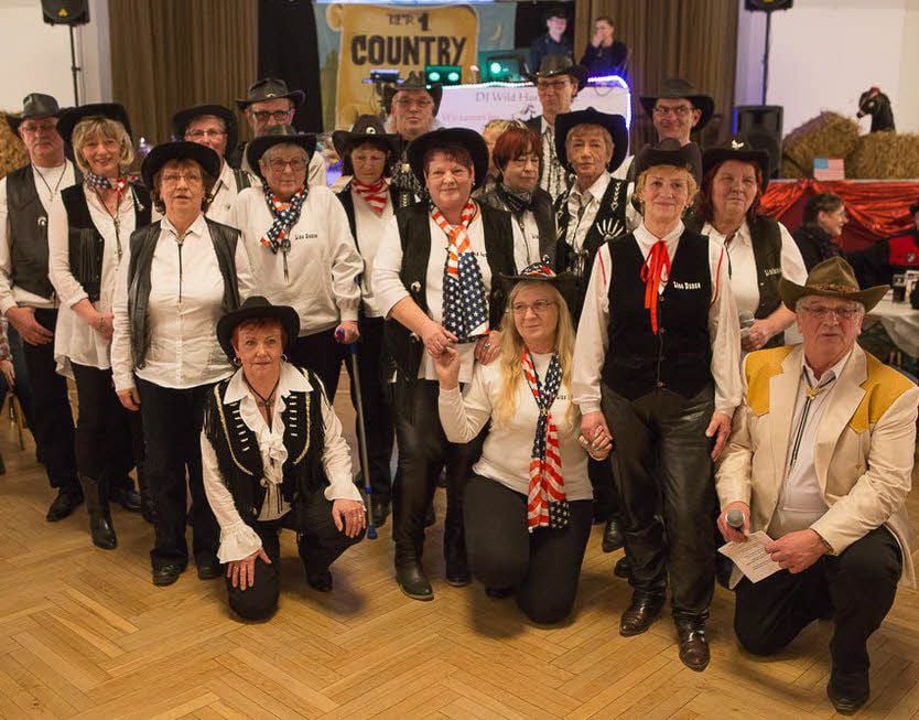 Aufstellung zum Gruppenfoto (oben).Die ersten Schritte sind harte Arbeit für MZ-Mitarbeiterin Bianca Müller, aber Line-Dance-Fan Christiane Schulz erweist sich als geschickte Lehrerin.
