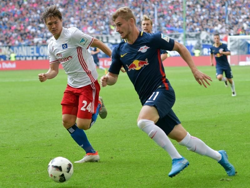 Leipzigs Timo Werner (r) and Hamburgs Gotoku Sakai kämpfen um den Ball. Der Aufsteiger gewann das Hinspiel beim HSV mit 4:0. Foto: Axel Heimken