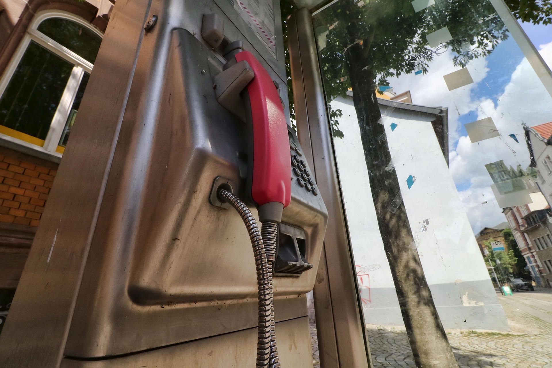 Eine der letzten ihrer Art in der Region ist die öffentliche Telefonstele vor der Filiale der Post in Sangerhausen.