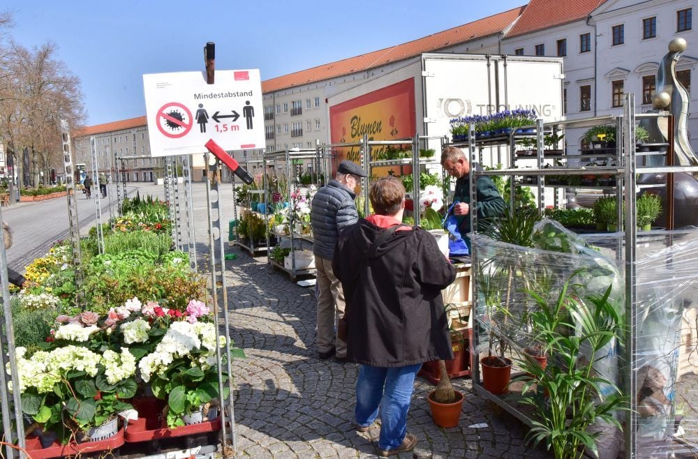Schilder weisen auf die geltenden Regeln hin.