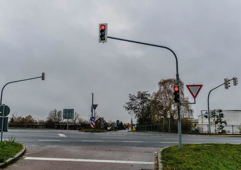 Diese Lichtsignal-Anlage an der Kreuzung der Bundesstraße 100 und der Berliner Straße in Gräfenhainichen soll verschwinden.
