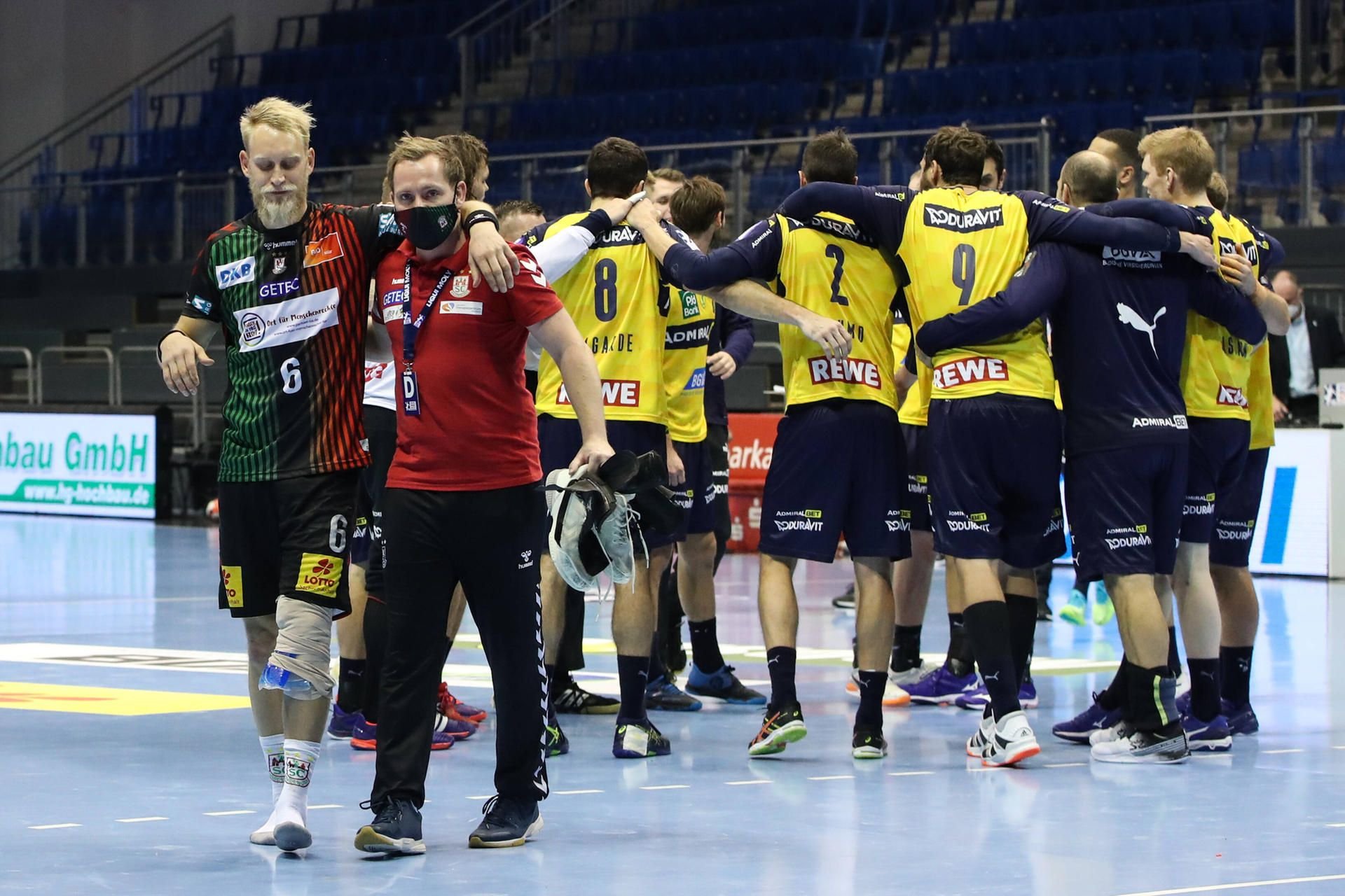 Magdeburgs Matthias Musche wird beim Heimspiel gegen die Rhein Neckar Löwen verletzt vom Feld begleitet.