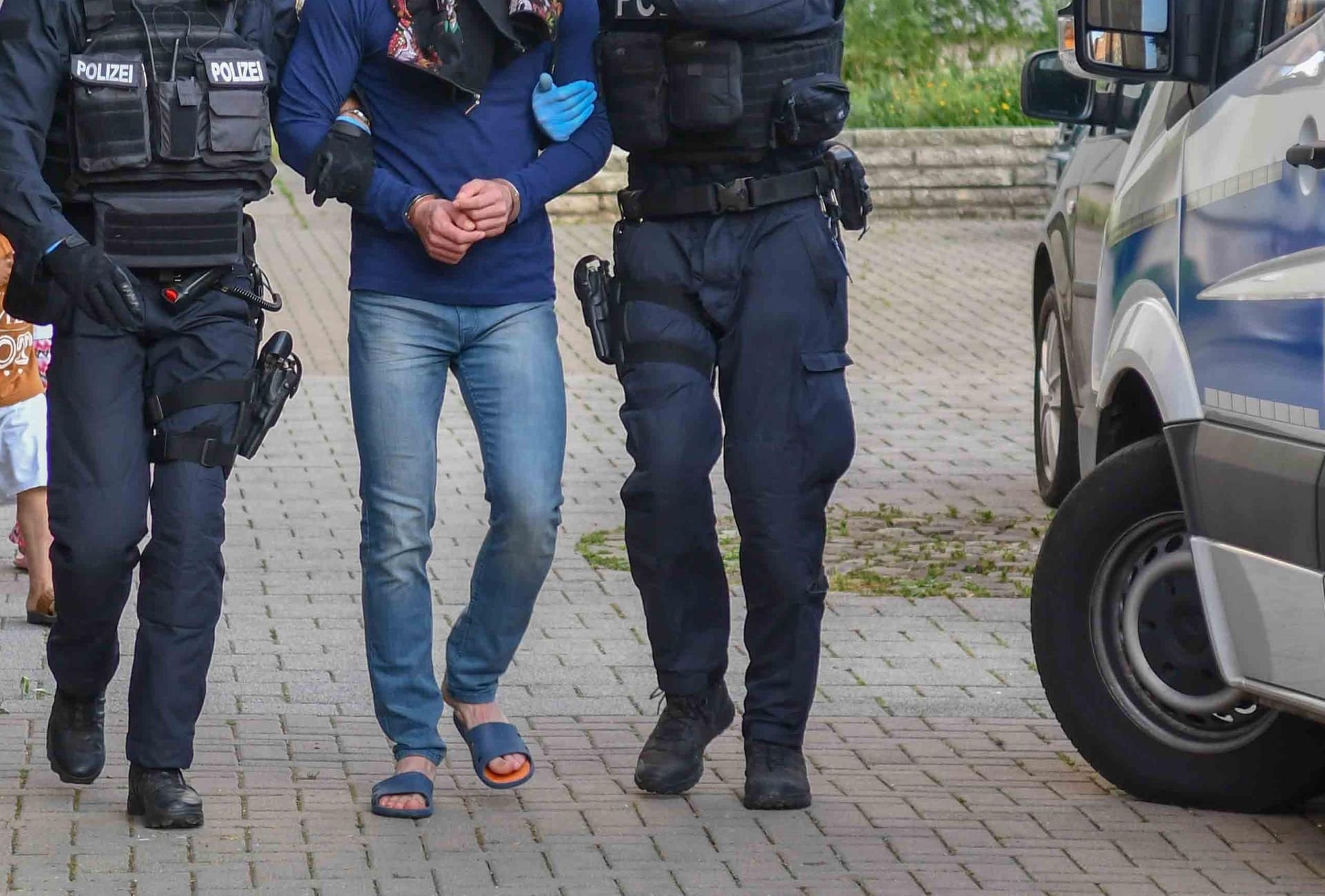 Magdeburg: Bewaffnete Polizisten führen während einer Drogenrazzia einen Mann ab. (Archivbild)