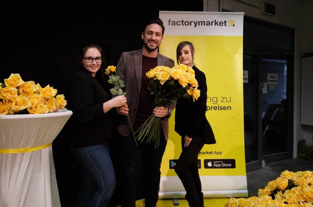 Diesmal sind es gelbe Rosen, die der „Bachelor“ Daniel Völz verteilt - im neu eröffneten Factory-Markt an Viktoria (l.) und Katarina.