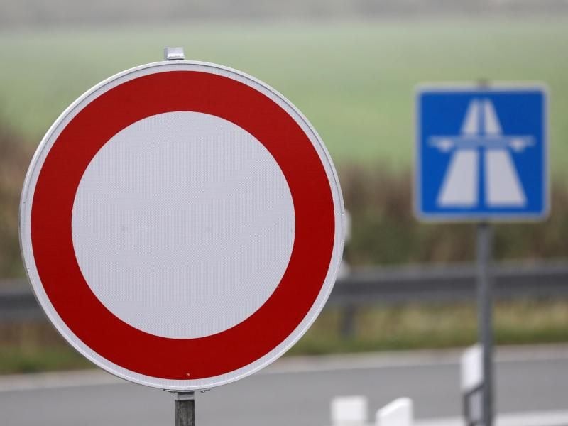 Hinweisschilder an einer Autobahn (Symbolbild). Foto: Bernd Wüstneck/Archivbild