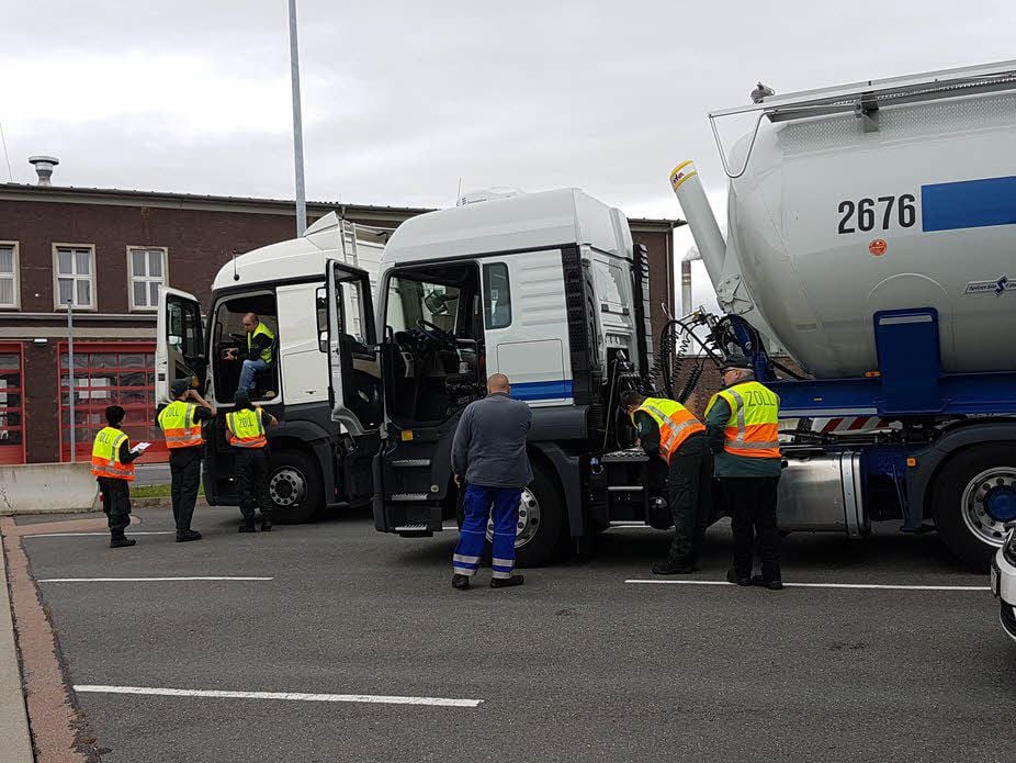 Kaum halten die Lkw, bitten die Zöllner die Fahrer zur Kontrolle.