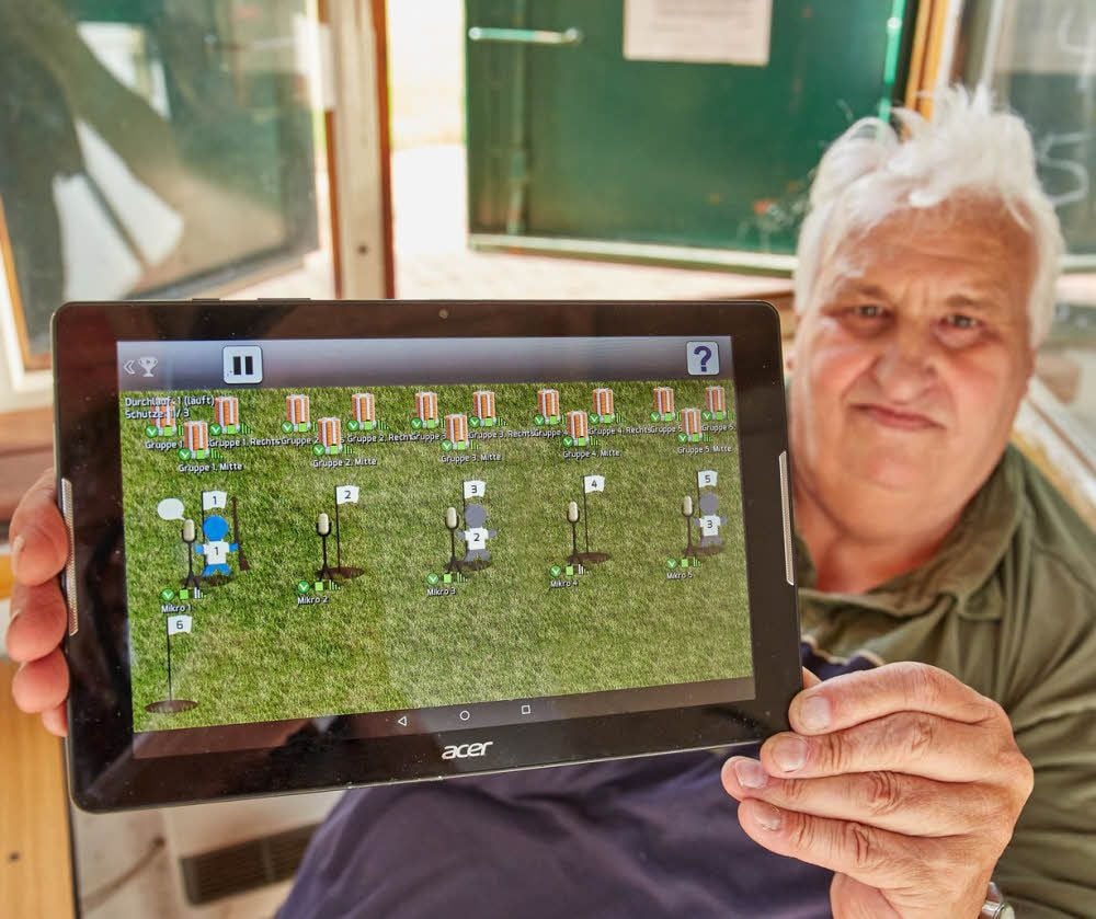Eberhard Marek mit dem Tablet, über das sich alles steuern lässt.