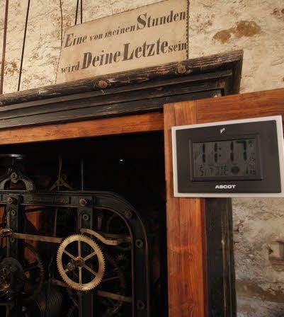 Der Uhrenschrank mit der Inschrift.